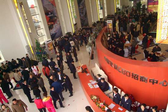 賀國富縱橫戰(zhàn)略合作伙伴—中國家俱CBD招商圓滿成功！